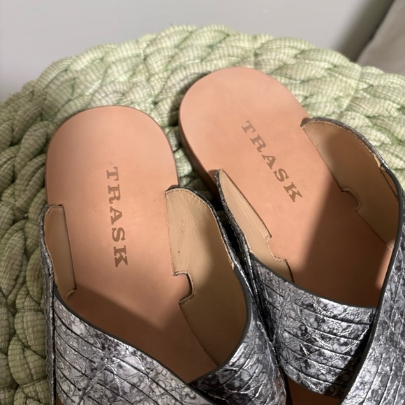 NWOB Trask Hurricane Crossover Metallic Silver Leather Slip On Flat Sandals - Picture 6 of 8